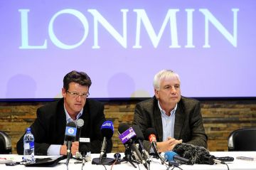 Mark Munroe (l), executive vice president for mining at Lonmin, the world's third-largest platinum mining company, speaks alongside Lonmin chief financial officer Simon Scott (r) during a press conference. © Stephane de Sakutin/AFP/GettyImages 