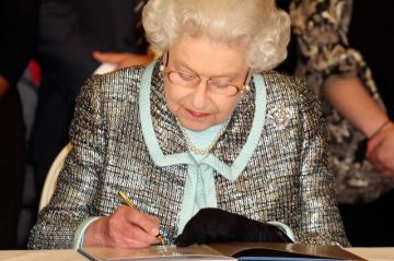 The Queen signs the Commonwealth Charter at Marlborough House in London, 11 March 2013. The Charter is an historic document which brings together, for the first time in the association’s 64-year history, key declarations on Commonwealth principles.