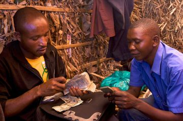 Conflict gold transaction in U.S. dollars in eastern Congo. Photo: Flickr/ ENOUGH Project