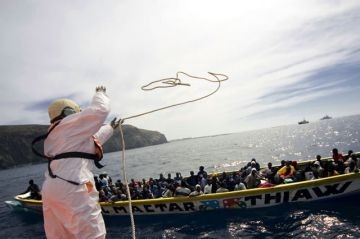 The Spanish coastguard intercepts a traditional fishing boat carrying African migrants off the island of Tenerife in the Canaries. Photo: UNHCR / A. Rodriguez