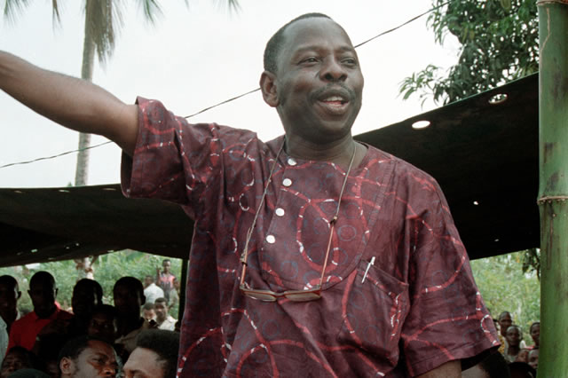 Ken Saro-Wiwa adressing Ogoni Day demonstration, Nigeria. Photo: Tim Lambon / Greenpeace
